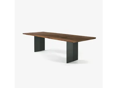 Tavolo Sky Natura Natural Sides in legno massello a liste incollate con bordi naturali e gambe in ferro di Riva1920