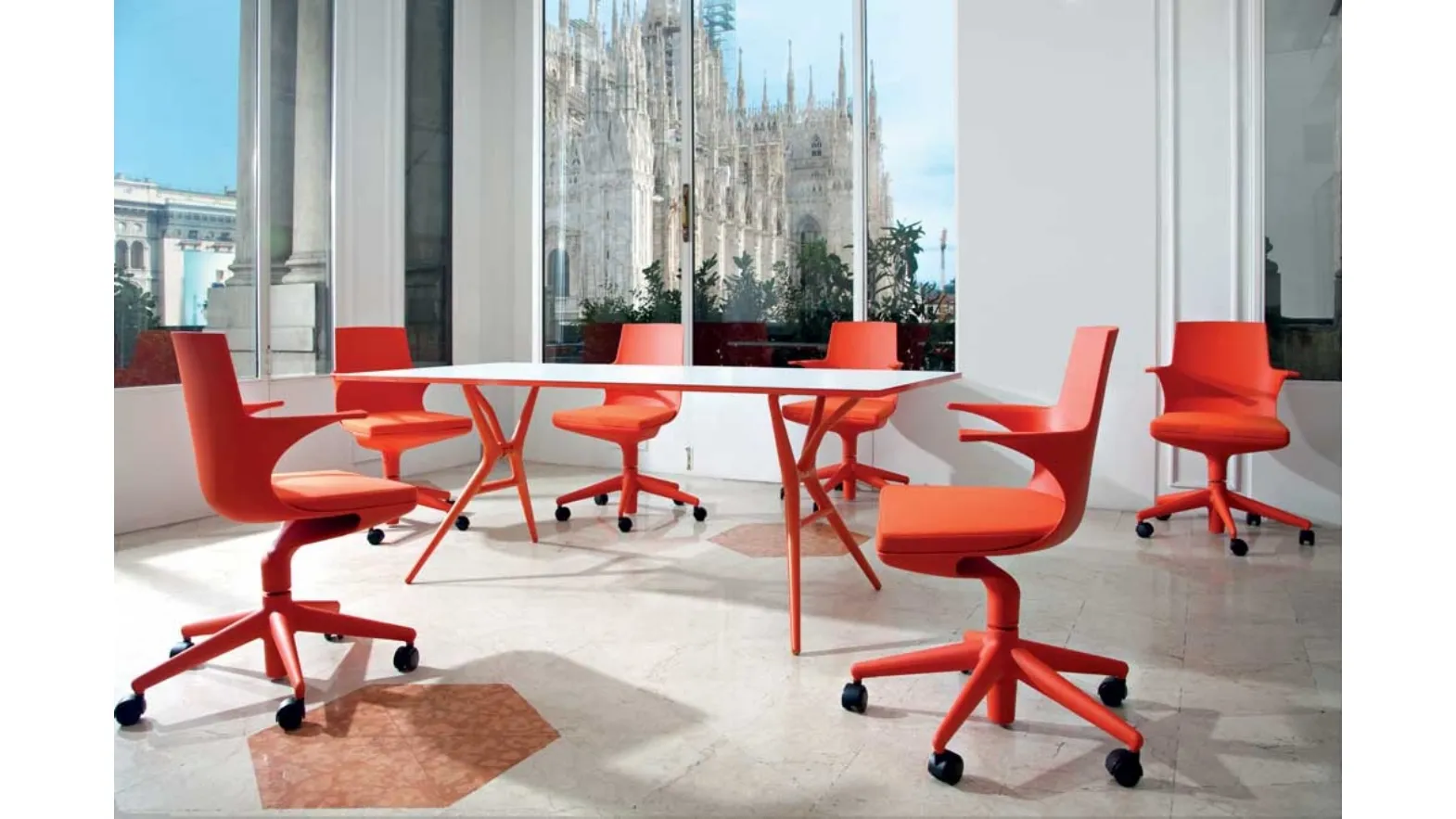 Tavolo Spoon con top in laminato e base in polipropilene di Kartell