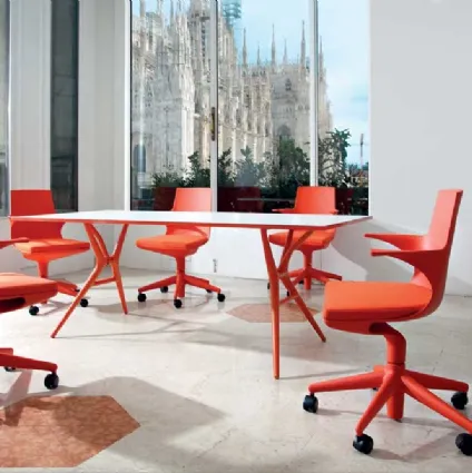 Tavolo Spoon con top in laminato e base in polipropilene di Kartell