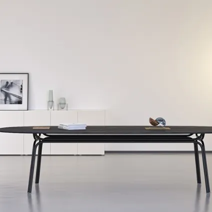 Tavolo Tubi con top in cristallo e base in tubolare di ferro di Minotti Italia