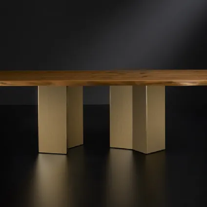 Tavolo Vero Esa in Noce massello con gambe asimmetriche in legno finitura ottone di Arte Brotto