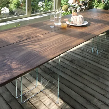 Tavolo Vero T Glass con top in legno massello e base in vetro extra chiaro di Arte Brotto