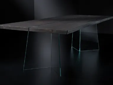 Tavolo Vero V Glass con top in legno massello e base in vetro extra chiaro di Arte Brotto