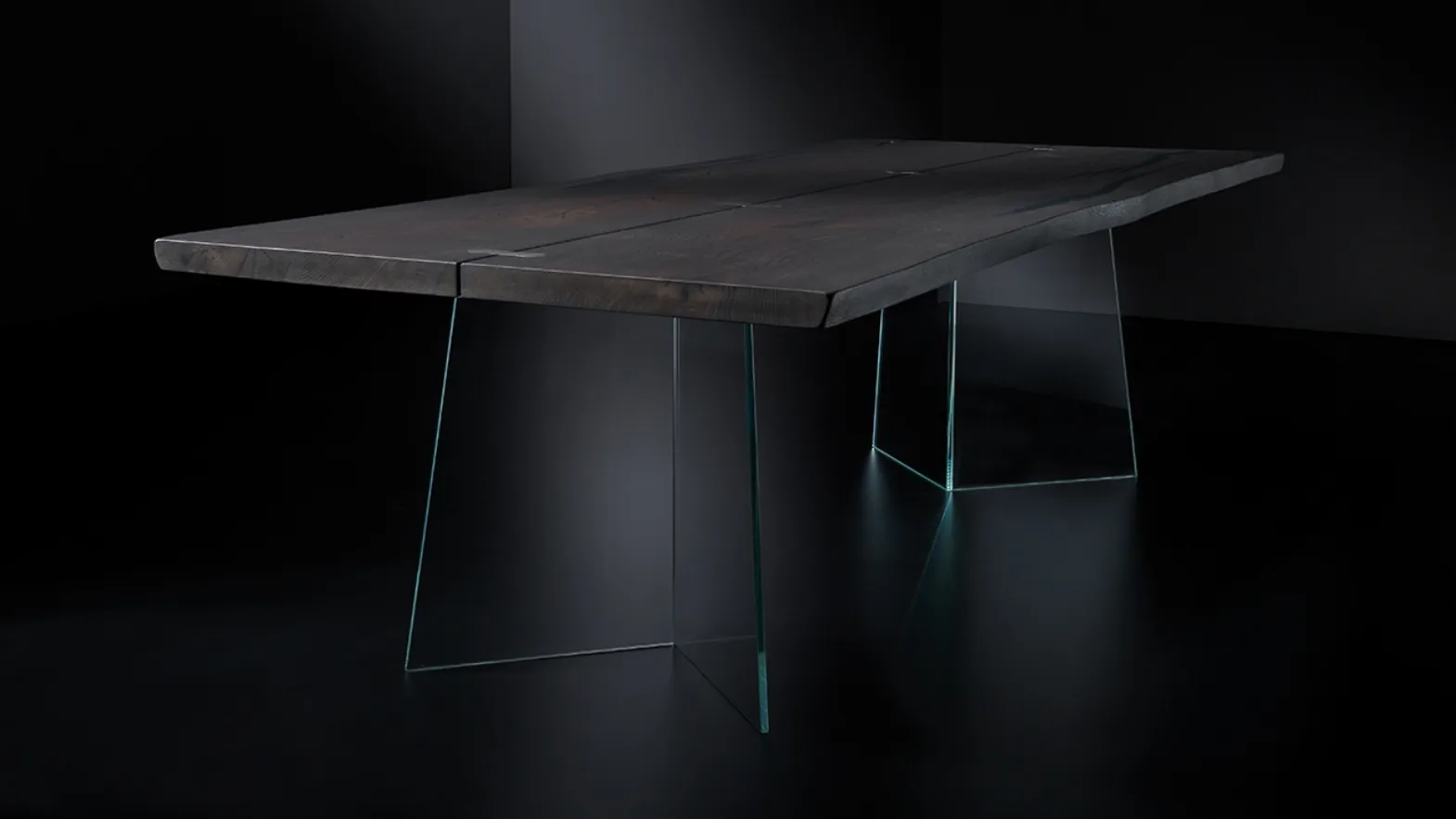 Tavolo Vero V Glass con top in legno massello e base in vetro extra chiaro di Arte Brotto