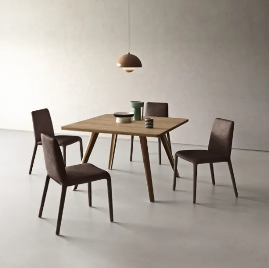Tavolo Simple Twist con top in legno listellare impiallacciato con massello con gambe in legno massello di Riva1920