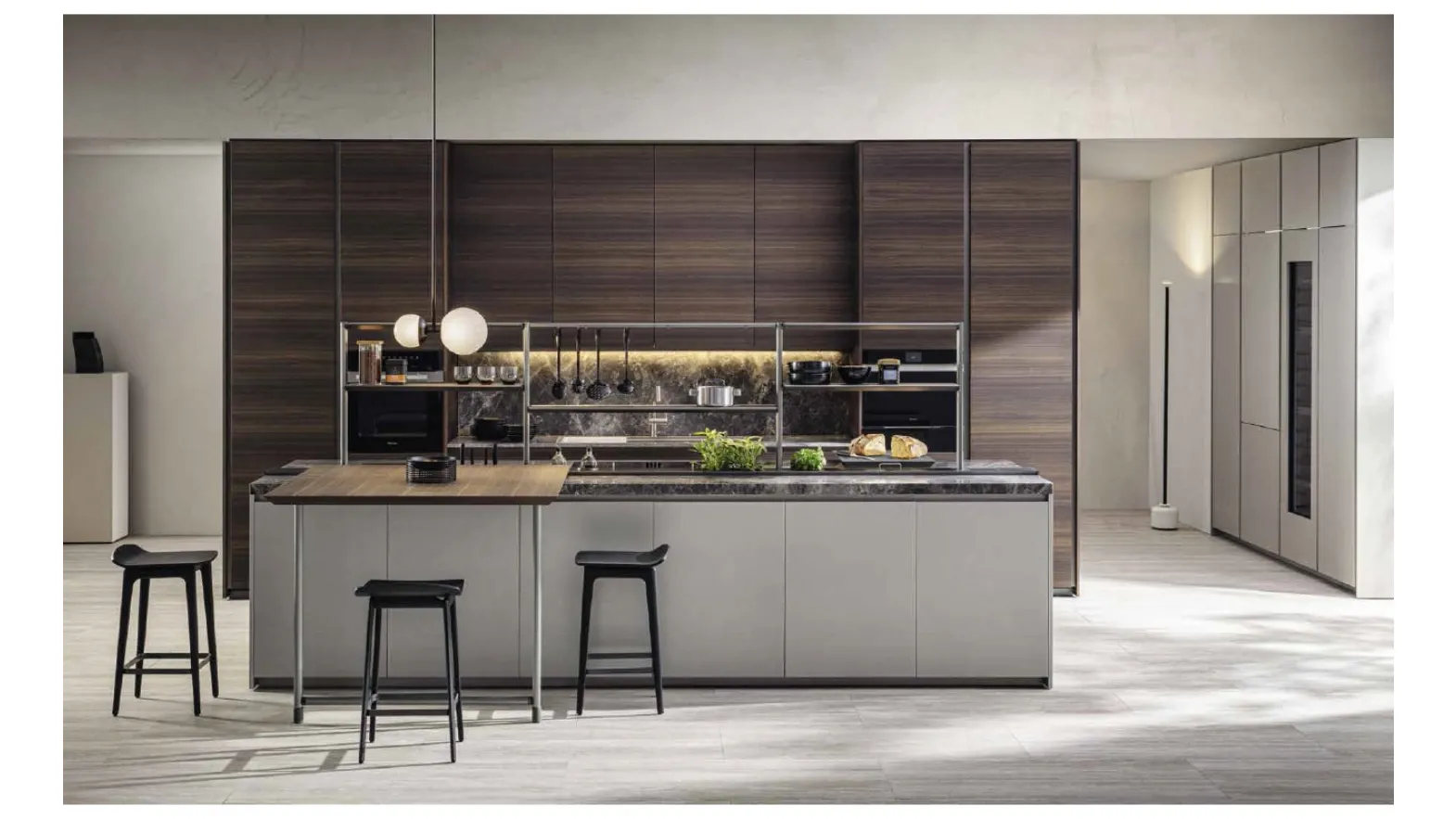 Cucina Design con isola HiLine 6 Rovere Sunrise con top in marmo travertino di Dada