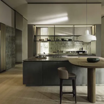 Cucina Design con isola Intersection in acciaio Nebula e top in marmo con penisola snack in Rovere Thermo di Dada