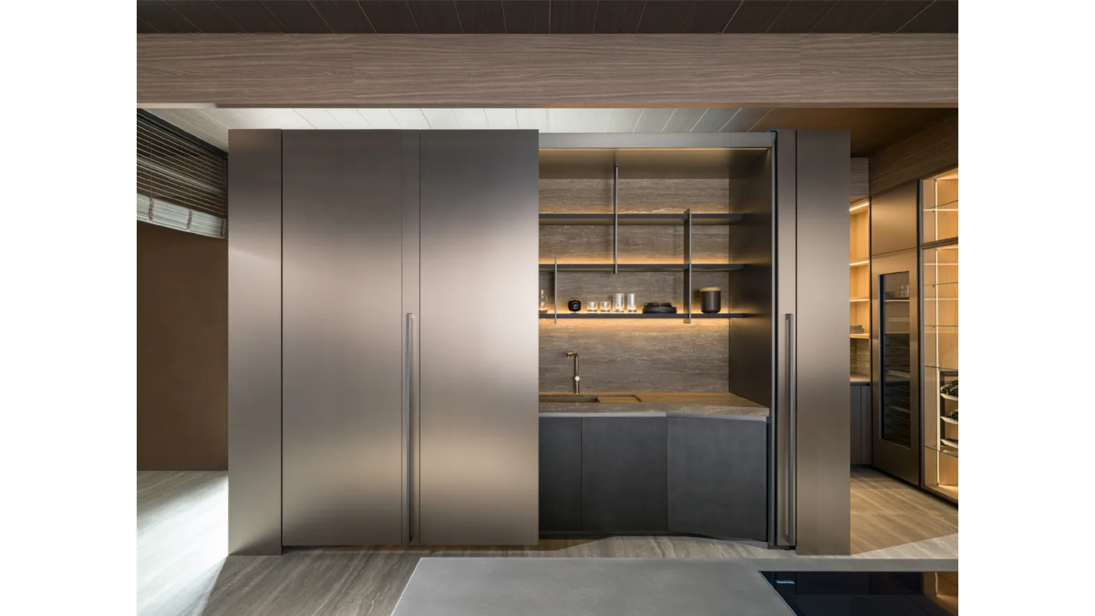 Cucina Design Tivalì 2-0 By Yabu Pushelberg con sistema a scomparsa con ante scorrevoli di Dada