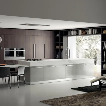 Cucina Moderna Mood in Noce Saxony e laccato Stained Alluminium di Scavolini