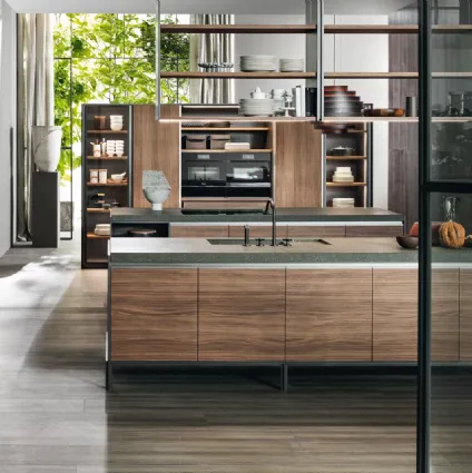 Cucina lineare in legno essenza noce e piano in pietra verde di Dada