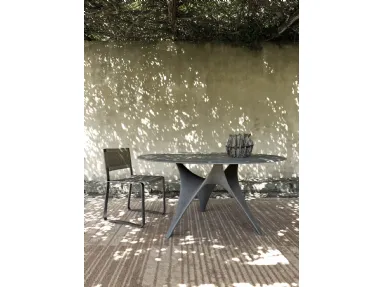 Tavolo rotondo di design Arc realizzato interamente in cemento di Molteni & C