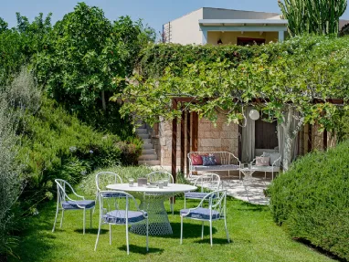 Sedia, poltroncina, divano, tavolo e tavolino in acciaio verniciato bianco Como di Emu