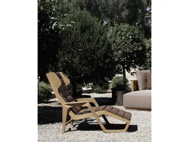 Poltroncina Chaise Longue D 150 5 in tessuto imbottito e trapuntato con struttura in legno masselo di Teak di Molteni & C