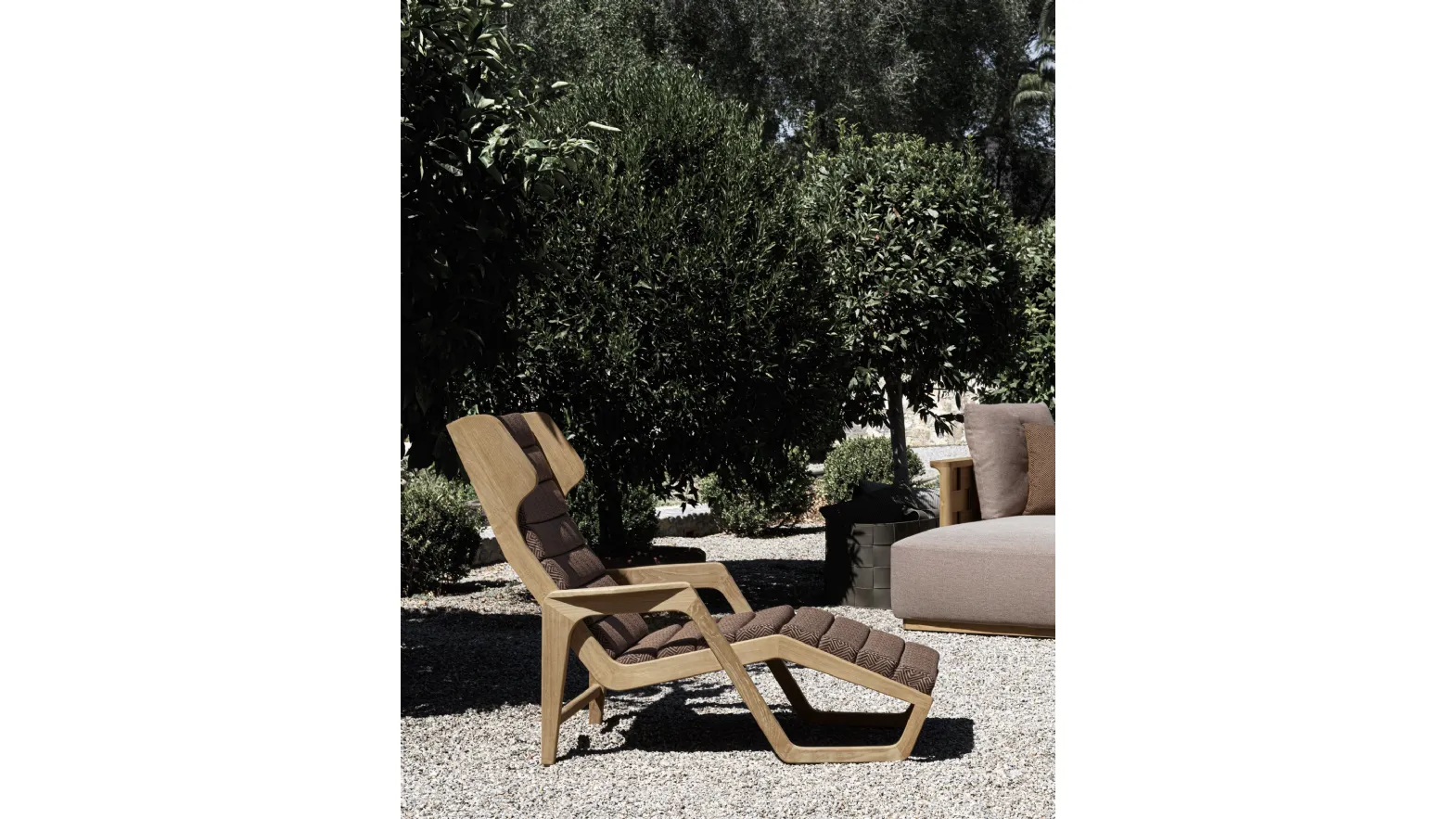 Poltroncina Chaise Longue D 150 5 in tessuto imbottito e trapuntato con struttura in legno masselo di Teak di Molteni & C