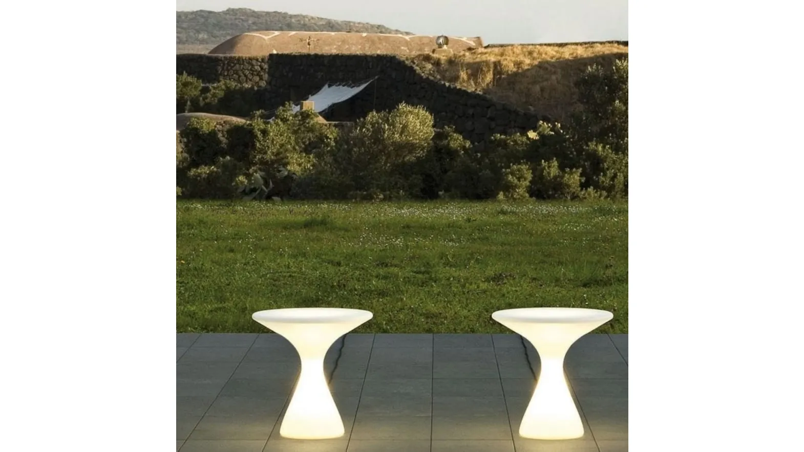 Tavolino da esterno monoblocco in polietilene opalino con illuminazione interna KISSINO di Driade