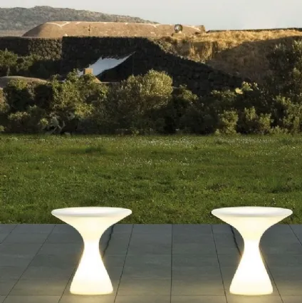 Tavolino da esterno monoblocco in polietilene opalino con illuminazione interna KISSINO di Driade