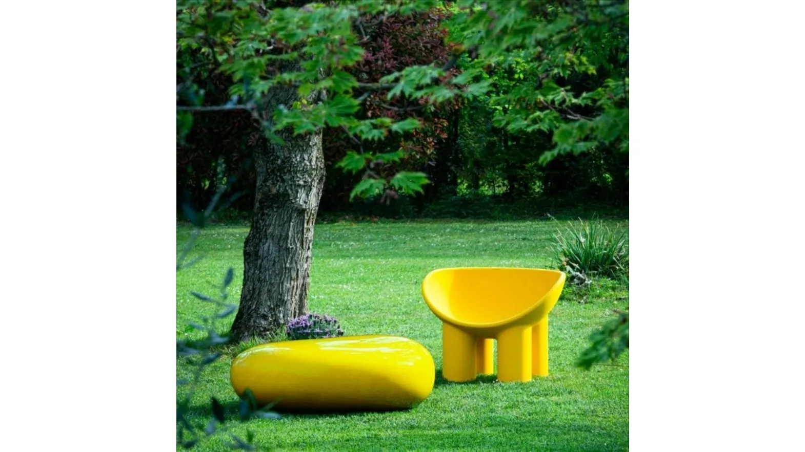 Pouf da esterno con struttura in fibra di vetro verniciata di colore giallo KOISHI di Driade