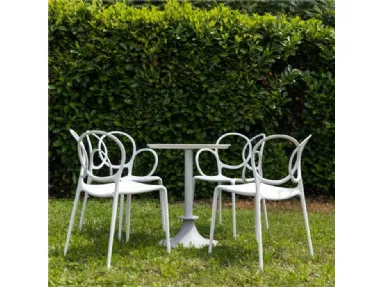 Tavolino da giardino con piano in San con finitura realizzata tramite rasatura a mano con spatola di un composto a base di argilla colorata Lord YI di Driade