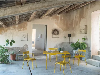 Poltroncina e sedia in acciaio verniciato giallo curry Miky di Emu