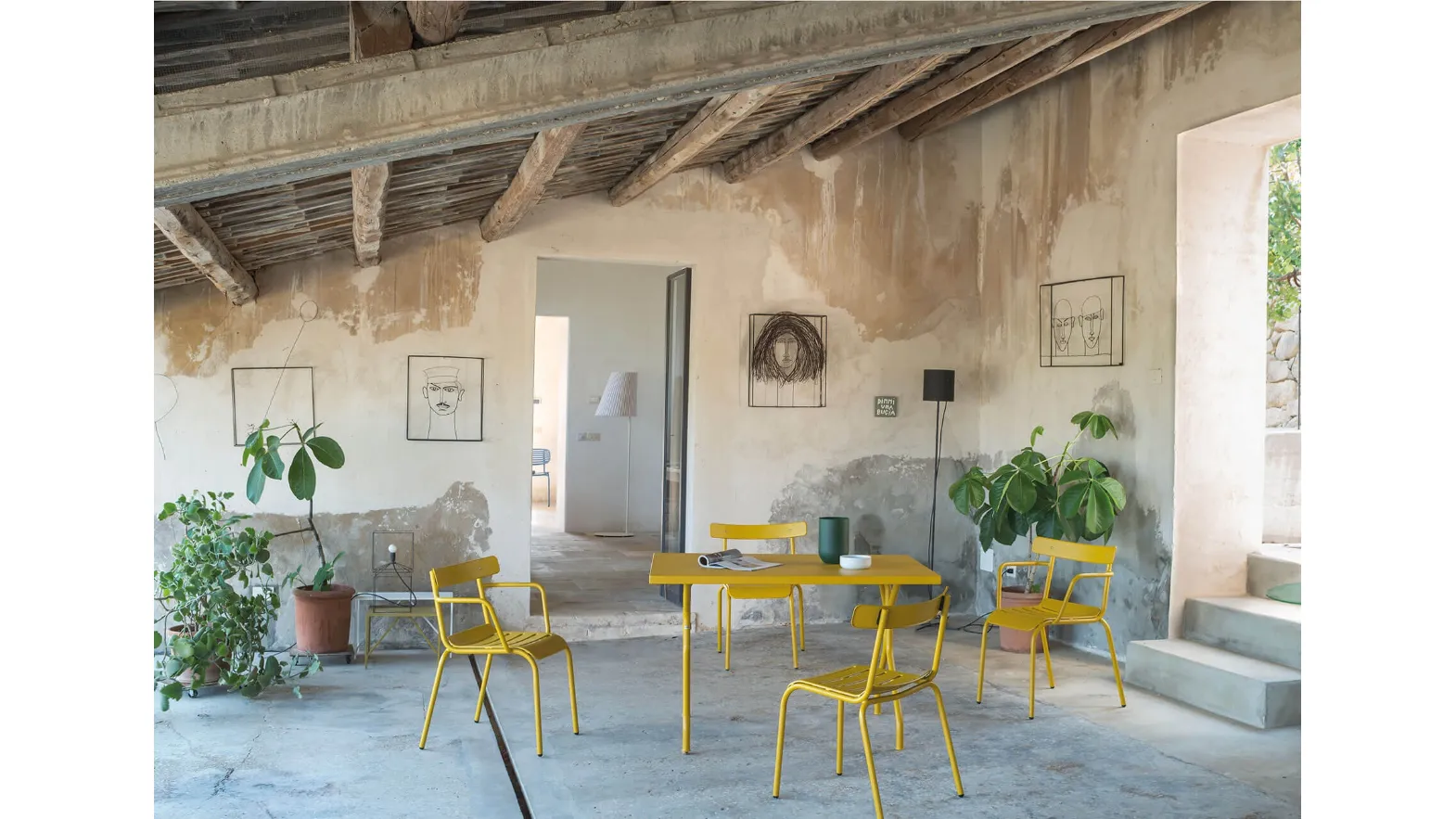 Poltroncina e sedia in acciaio verniciato giallo curry Miky di Emu