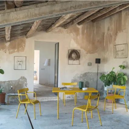 Poltroncina e sedia in acciaio verniciato giallo curry Miky di Emu