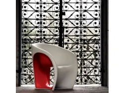 Poltroncina monoblocco bianca e rossa MT1 in polietilene di Driade