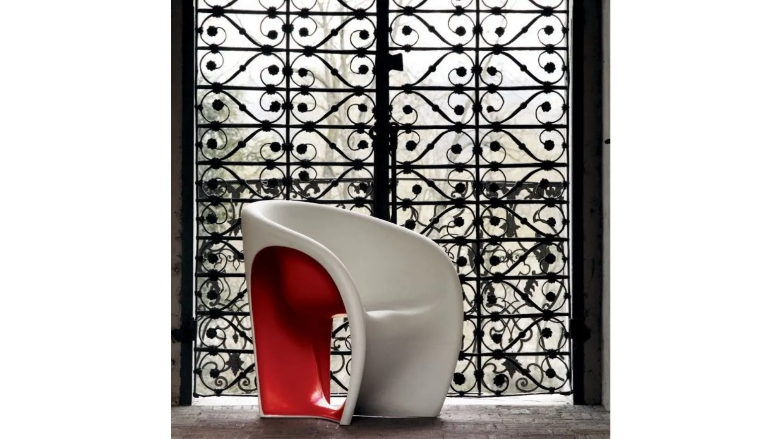 Poltroncina monoblocco bianca e rossa MT1 in polietilene di Driade