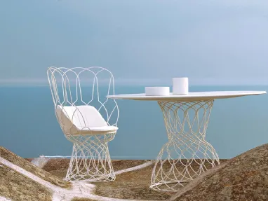 Poltroncina e tavolo in acciaio laccato bianco Re Trouvé di Emu