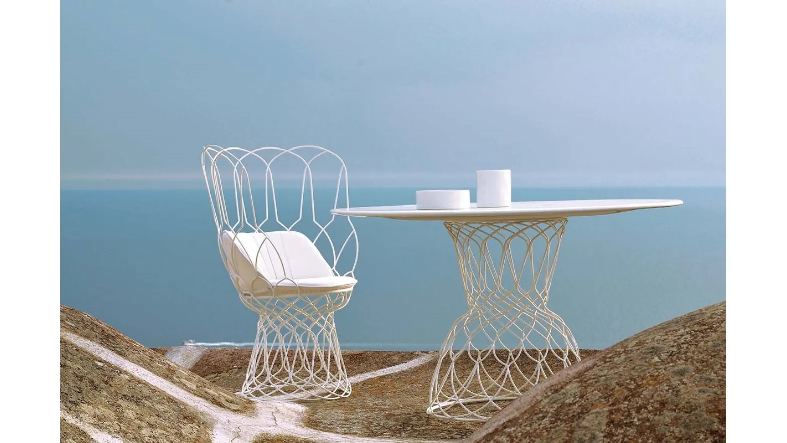 Poltroncina e tavolo in acciaio laccato bianco Re Trouve di Emu