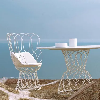 Poltroncina e tavolo in acciaio laccato bianco Re Trouvé di Emu