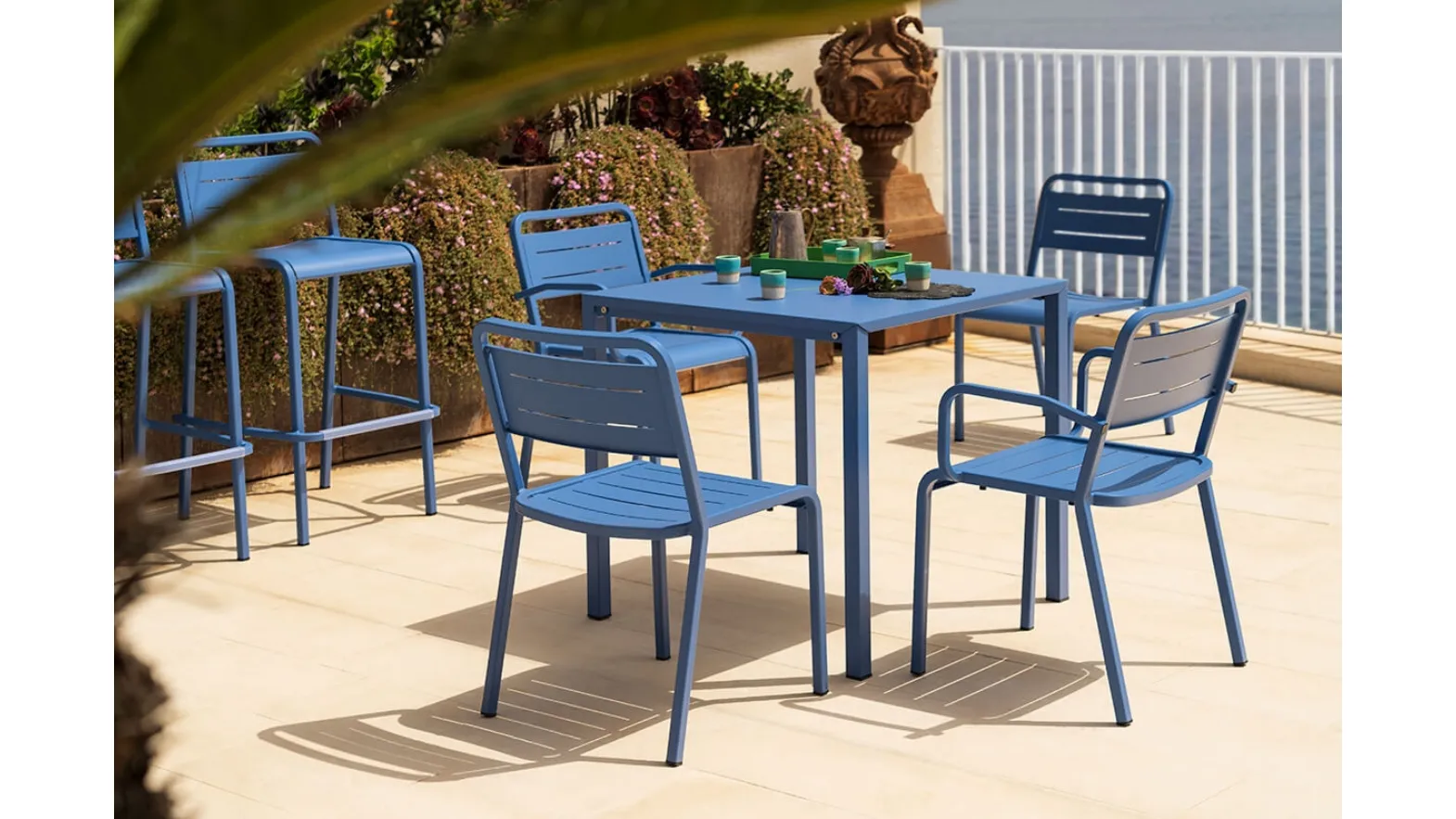 Sgabello, sedia e tavolo in alluminio verniciato azzurro marina Urban di Emu