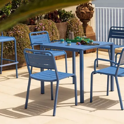 Sgabello, sedia e tavolo in alluminio verniciato azzurro marina Urban di Emu